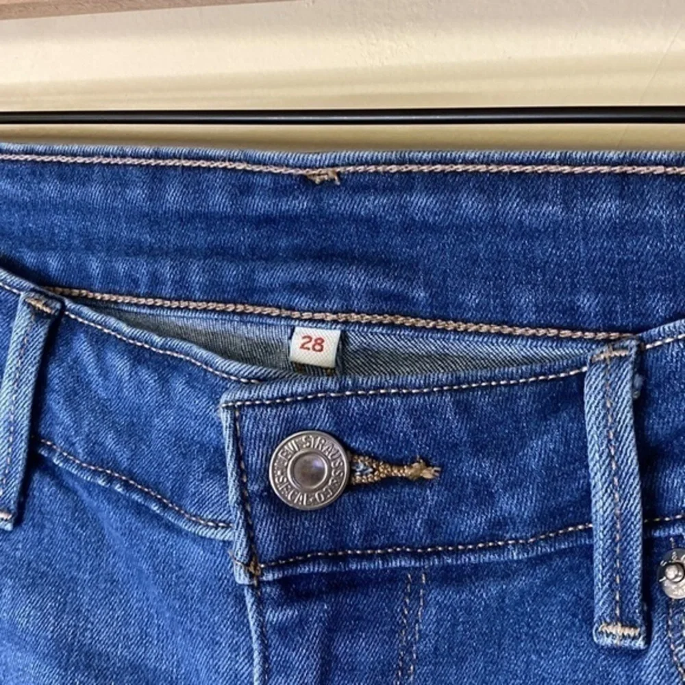 Levi’s Bermuda Jean Shorts size 28 - Picture 2 of 6